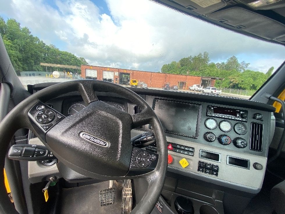 Day Cab Tractor-Heavy Duty Tractors-Freightliner-2020-T11664ST-Martinsville-VA-517,837\n\t\tmiles-$ 38,000 - Image 10