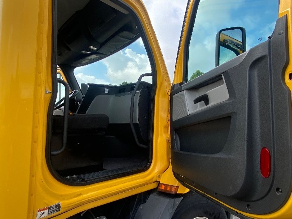 Day Cab Tractor-Heavy Duty Tractors-Freightliner-2020-T11664ST-Martinsville-VA-517,837\n\t\tmiles-$ 38,000 - Image 11
