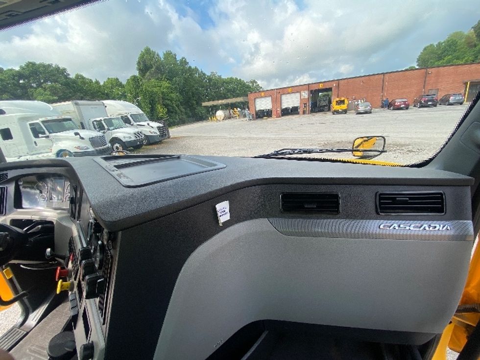 Day Cab Tractor-Heavy Duty Tractors-Freightliner-2020-T11664ST-Martinsville-VA-517,837\n\t\tmiles-$ 38,000 - Image 12