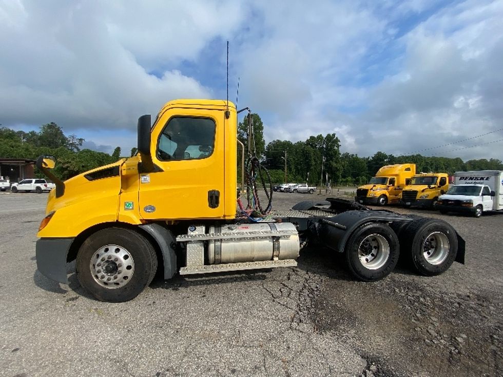 Day Cab Tractor-Heavy Duty Tractors-Freightliner-2020-T11664ST-Martinsville-VA-517,837\n\t\tmiles-$ 38,000 - Image 4