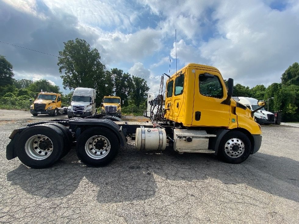 Day Cab Tractor-Heavy Duty Tractors-Freightliner-2020-T11664ST-Martinsville-VA-517,837\n\t\tmiles-$ 38,000 - Image 8