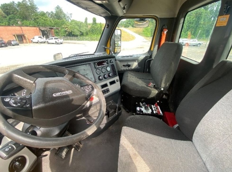 Day Cab Tractor-Heavy Duty Tractors-Freightliner-2020-T11664ST-Martinsville-VA-517,837\n\t\tmiles-$ 38,000 - Image 9