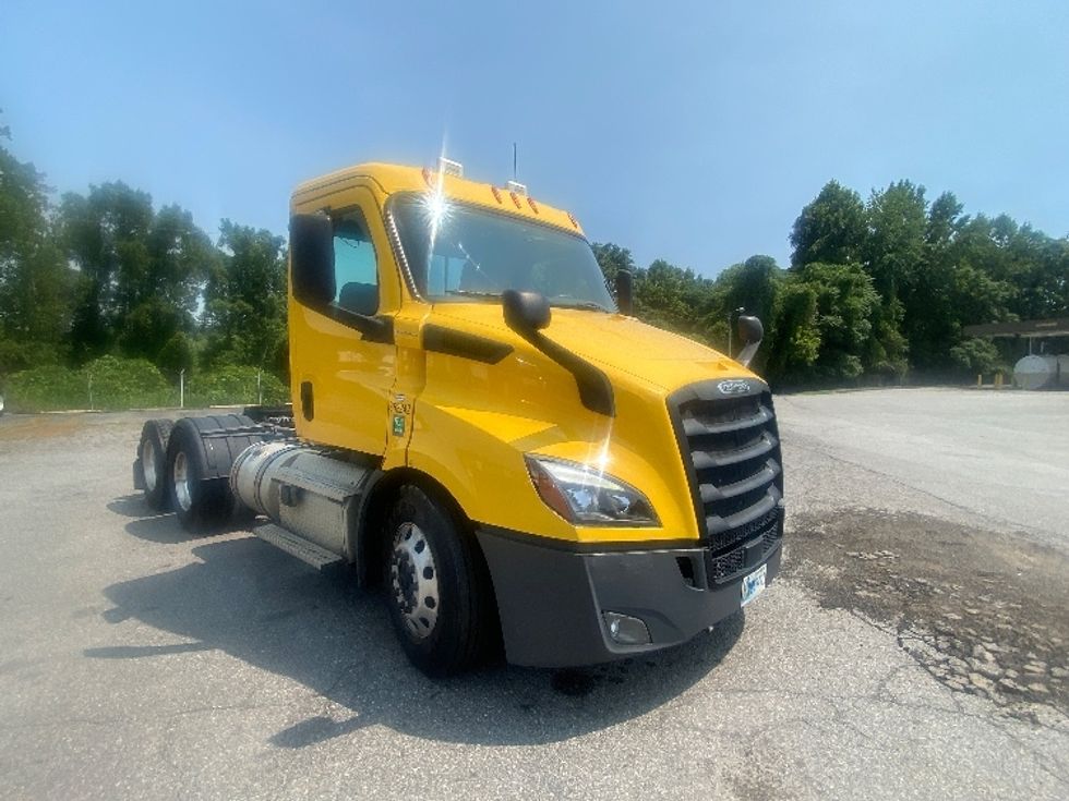 Day Cab Tractor-Heavy Duty Tractors-Freightliner-2020-T11664ST-Martinsville-VA-630,350\n\t\tmiles-$ 26,250 - Image 1