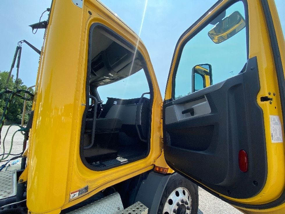 Day Cab Tractor-Heavy Duty Tractors-Freightliner-2020-T11664ST-Martinsville-VA-630,350\n\t\tmiles-$ 26,250 - Image 12
