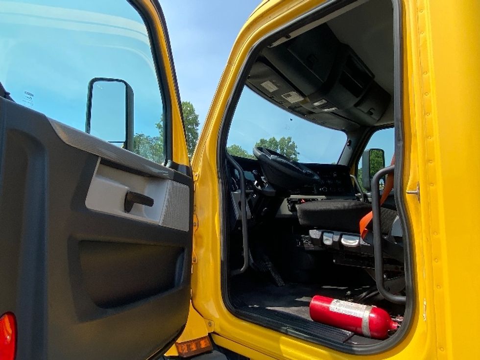 Day Cab Tractor-Heavy Duty Tractors-Freightliner-2020-T11664ST-Martinsville-VA-630,350\n\t\tmiles-$ 26,250 - Image 9