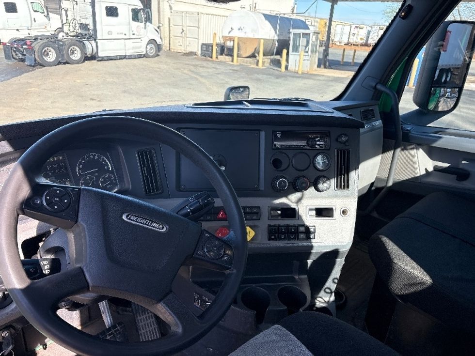 Day Cab Tractor-Heavy Duty Tractors-Freightliner-2020-T11664ST-Mebane-NC-500,448\n\t\tmiles-$ 41,250 - Image 10