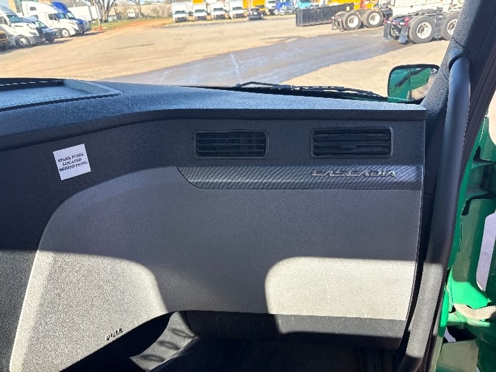 Day Cab Tractor-Heavy Duty Tractors-Freightliner-2020-T11664ST-Mebane-NC-500,448\n\t\tmiles-$ 41,250 - Image 13