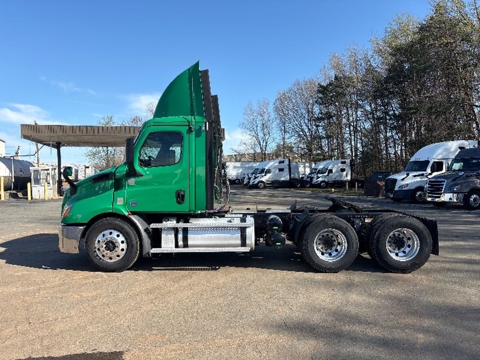 Day Cab Tractor-Heavy Duty Tractors-Freightliner-2020-T11664ST-Mebane-NC-500,448\n\t\tmiles-$ 41,250 - Image 4
