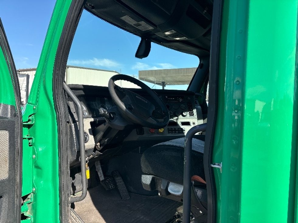 Day Cab Tractor-Heavy Duty Tractors-Freightliner-2020-T11664ST-Mebane-NC-500,448\n\t\tmiles-$ 41,250 - Image 9