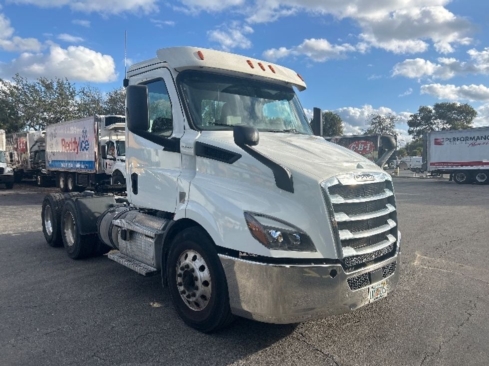 Day Cab Tractor-Heavy Duty Tractors-Freightliner-2020-T11664ST-Medley-FL-173,459\n\t\tmiles-$ 63,250 - Image 1