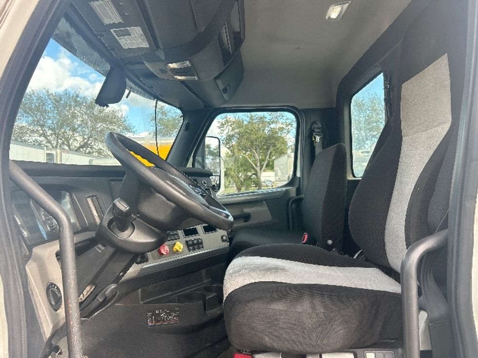 Day Cab Tractor-Heavy Duty Tractors-Freightliner-2020-T11664ST-Medley-FL-173,459\n\t\tmiles-$ 63,250 - Image 10