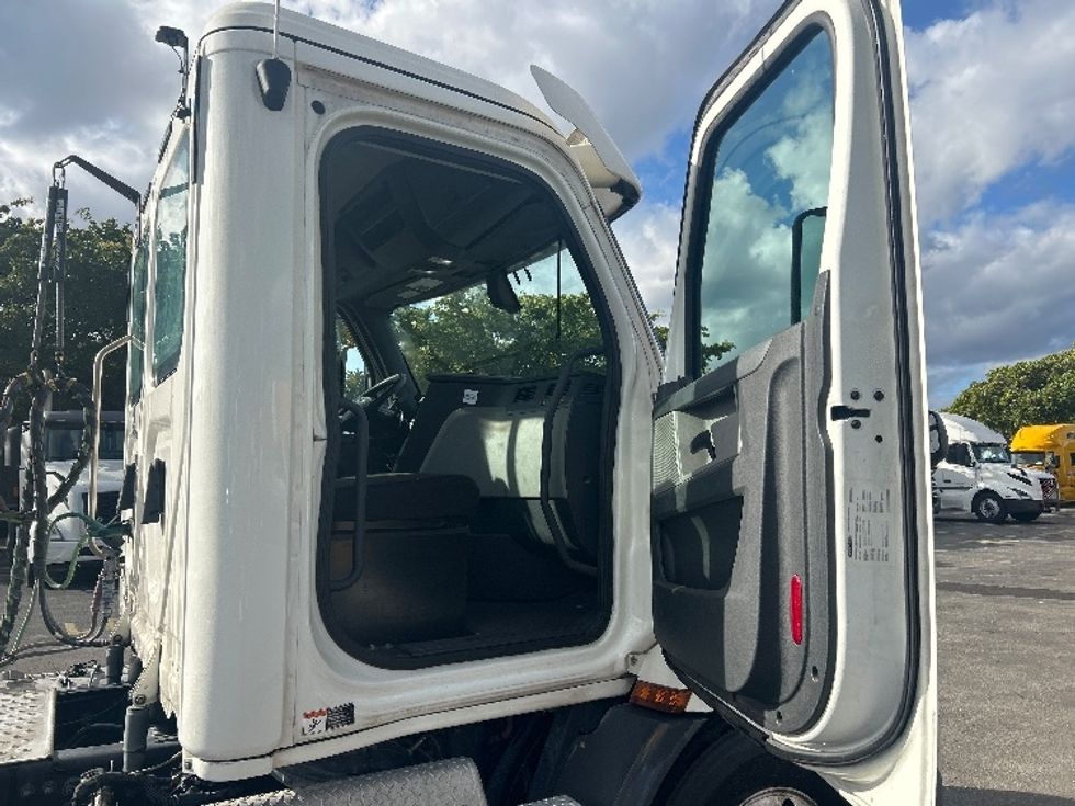 Day Cab Tractor-Heavy Duty Tractors-Freightliner-2020-T11664ST-Medley-FL-173,459\n\t\tmiles-$ 63,250 - Image 12