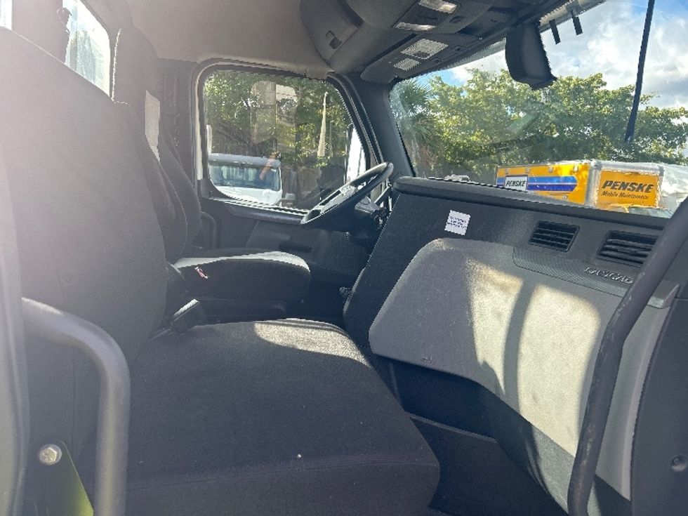 Day Cab Tractor-Heavy Duty Tractors-Freightliner-2020-T11664ST-Medley-FL-173,459\n\t\tmiles-$ 63,250 - Image 14