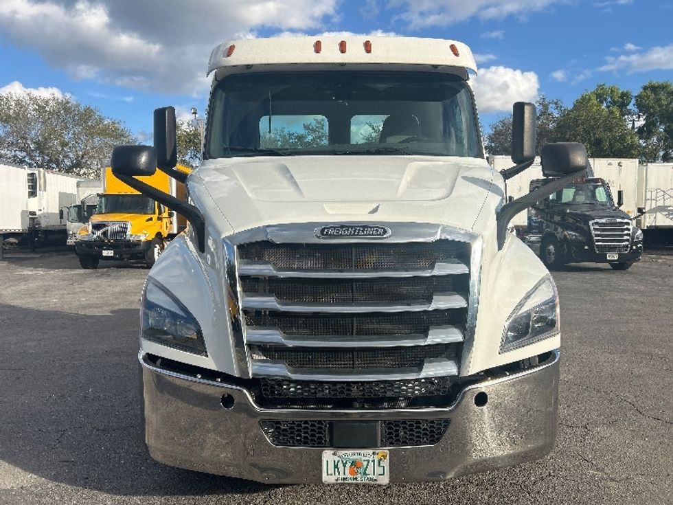 Day Cab Tractor-Heavy Duty Tractors-Freightliner-2020-T11664ST-Medley-FL-173,459\n\t\tmiles-$ 63,250 - Image 2