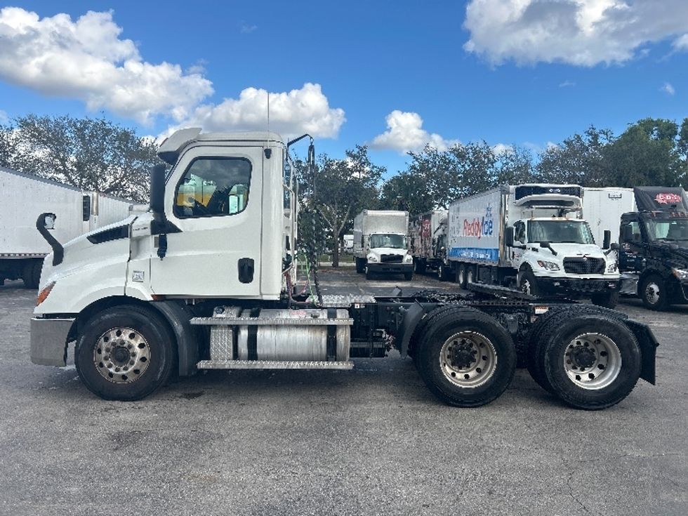 Day Cab Tractor-Heavy Duty Tractors-Freightliner-2020-T11664ST-Medley-FL-173,459\n\t\tmiles-$ 63,250 - Image 4