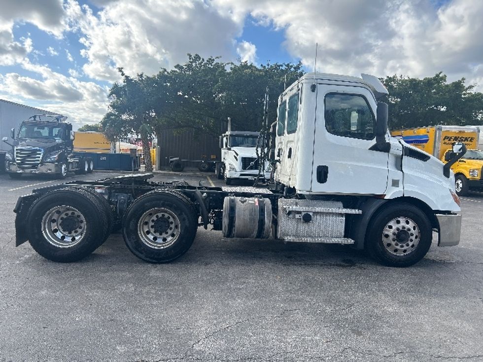 Day Cab Tractor-Heavy Duty Tractors-Freightliner-2020-T11664ST-Medley-FL-173,459\n\t\tmiles-$ 63,250 - Image 8