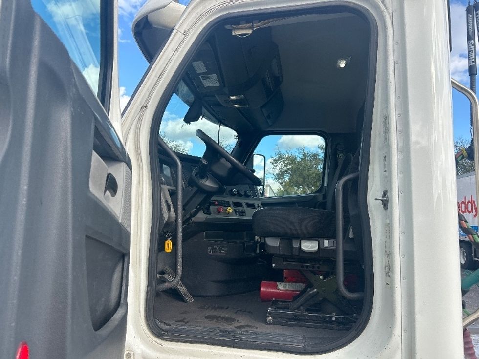 Day Cab Tractor-Heavy Duty Tractors-Freightliner-2020-T11664ST-Medley-FL-173,459\n\t\tmiles-$ 63,250 - Image 9