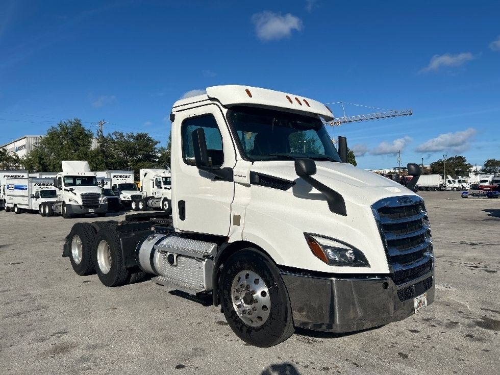 Day Cab Tractor-Heavy Duty Tractors-Freightliner-2020-T11664ST-Medley-FL-252,846\n\t\tmiles-$ 58,500 - Image 1