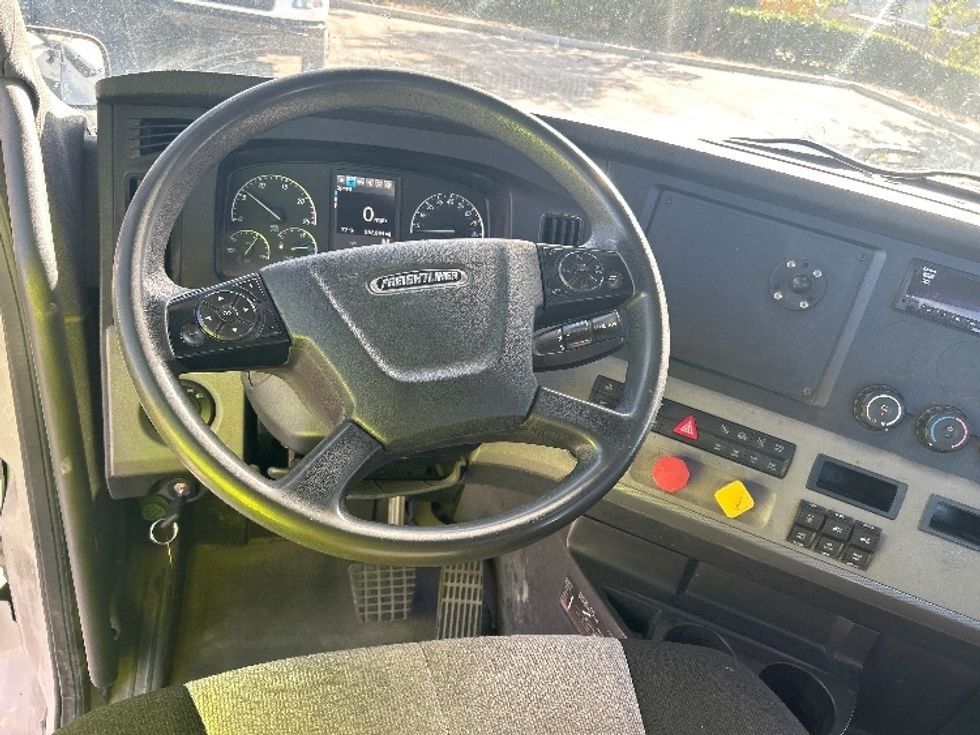 Day Cab Tractor-Heavy Duty Tractors-Freightliner-2020-T11664ST-Medley-FL-252,846\n\t\tmiles-$ 58,500 - Image 11