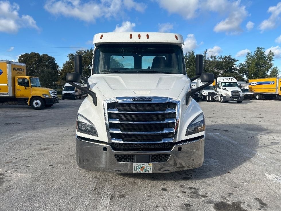 Day Cab Tractor-Heavy Duty Tractors-Freightliner-2020-T11664ST-Medley-FL-252,846\n\t\tmiles-$ 58,500 - Image 2