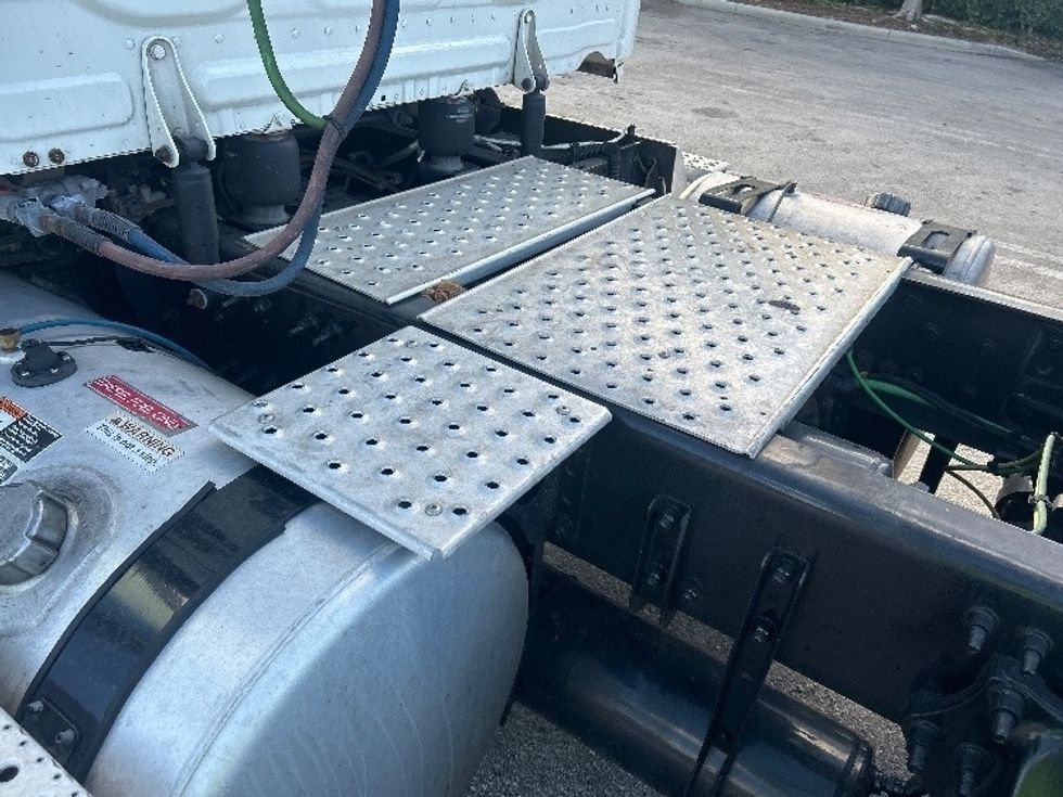 Day Cab Tractor-Heavy Duty Tractors-Freightliner-2020-T11664ST-Medley-FL-252,846\n\t\tmiles-$ 58,500 - Image 22