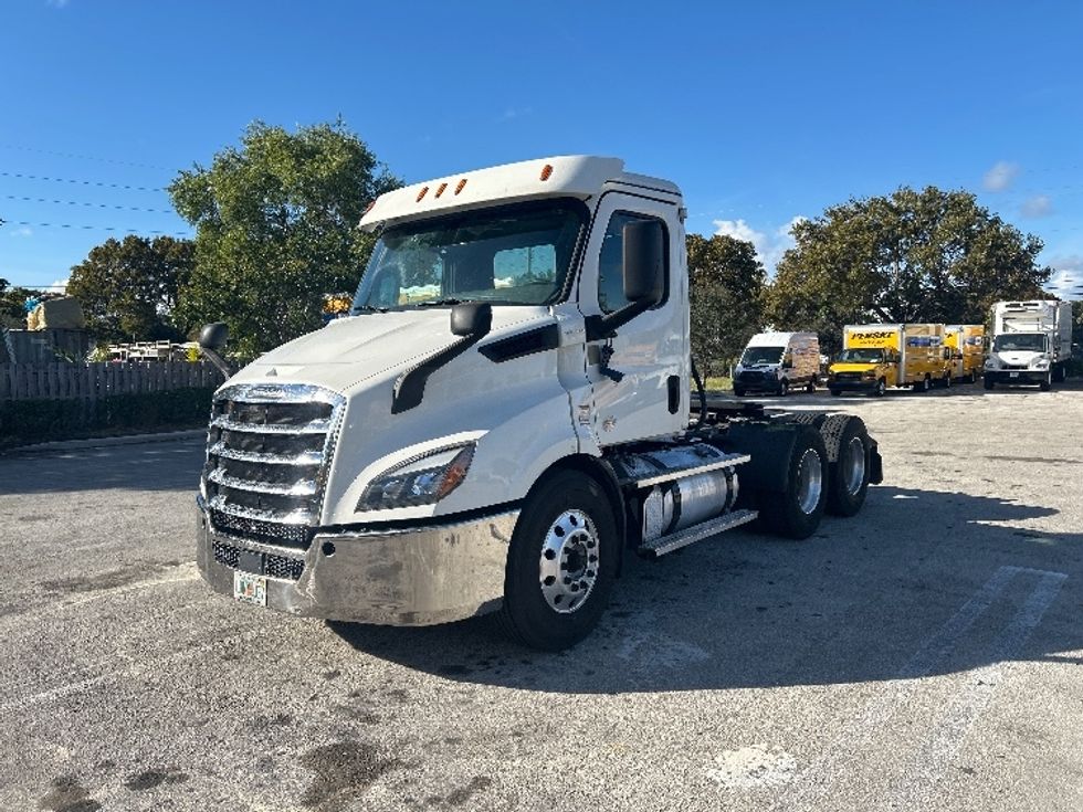 Day Cab Tractor-Heavy Duty Tractors-Freightliner-2020-T11664ST-Medley-FL-252,846\n\t\tmiles-$ 58,500 - Image 3