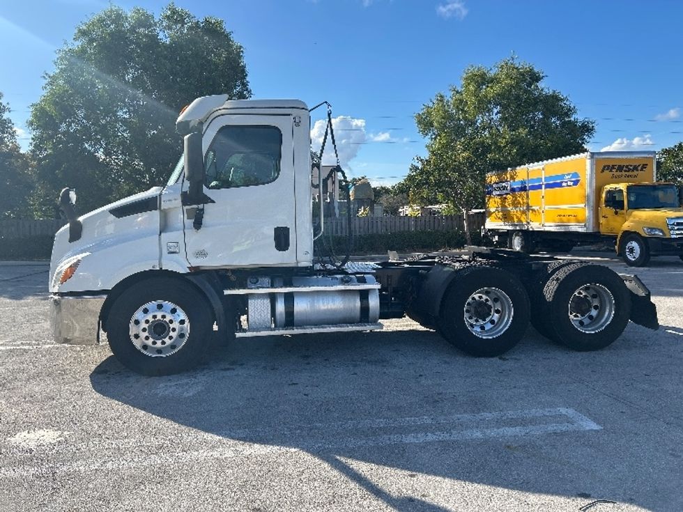 Day Cab Tractor-Heavy Duty Tractors-Freightliner-2020-T11664ST-Medley-FL-252,846\n\t\tmiles-$ 58,500 - Image 4