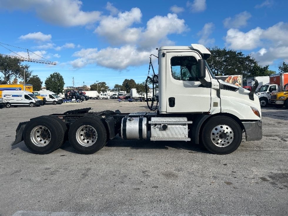 Day Cab Tractor-Heavy Duty Tractors-Freightliner-2020-T11664ST-Medley-FL-252,846\n\t\tmiles-$ 58,500 - Image 8