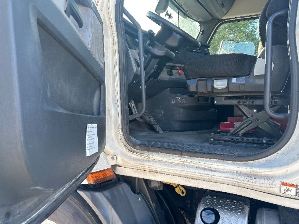 Day Cab Tractor-Heavy Duty Tractors-Freightliner-2020-T11664ST-Medley-FL-252,846\n\t\tmiles-$ 58,500 - Image 9