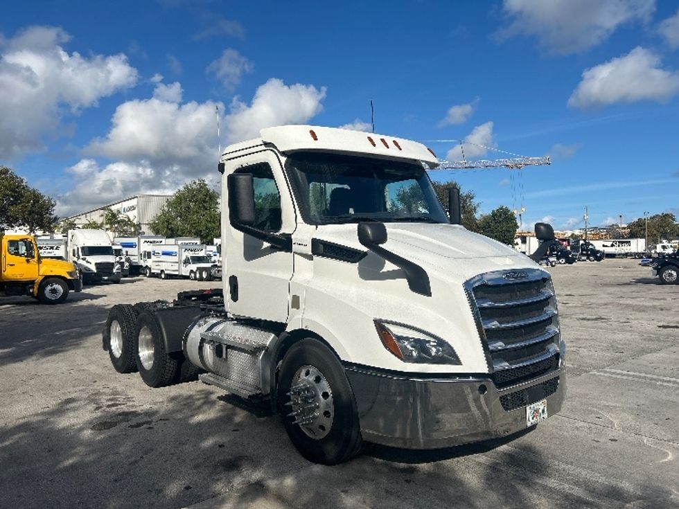 Day Cab Tractor-Heavy Duty Tractors-Freightliner-2020-T11664ST-Medley-FL-283,818\n\t\tmiles-$ 56,250 - Image 1