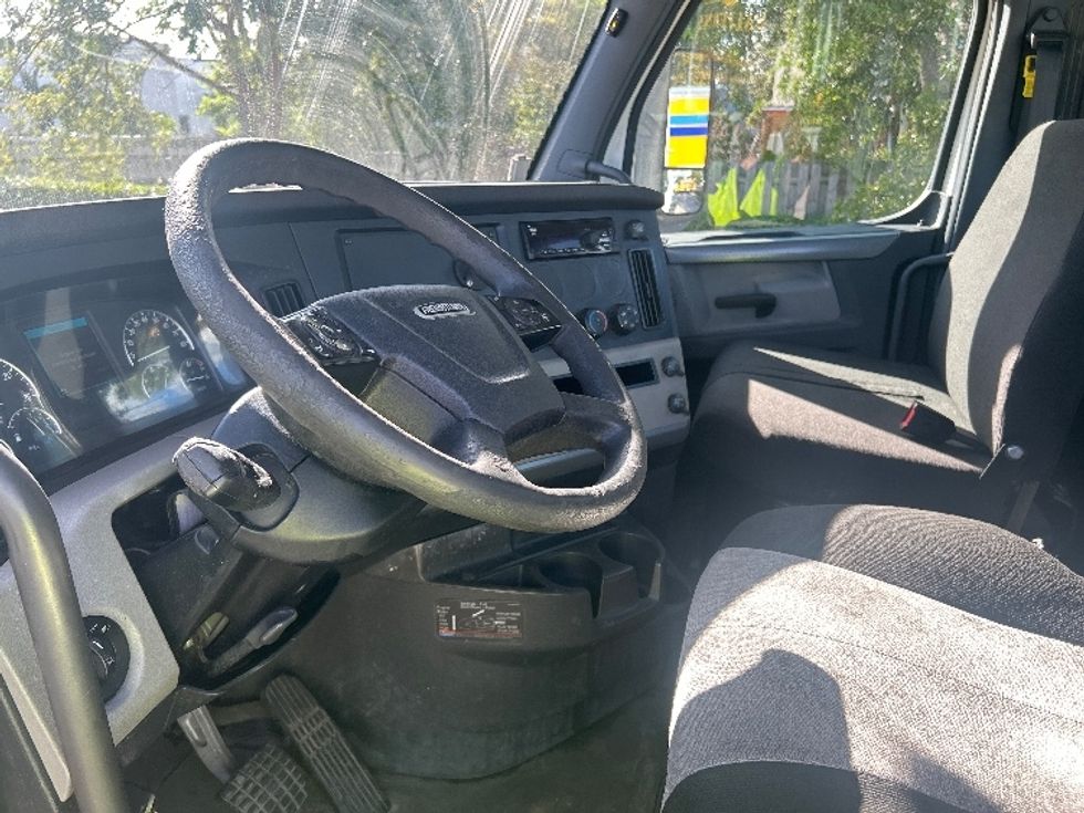 Day Cab Tractor-Heavy Duty Tractors-Freightliner-2020-T11664ST-Medley-FL-283,818\n\t\tmiles-$ 56,250 - Image 10