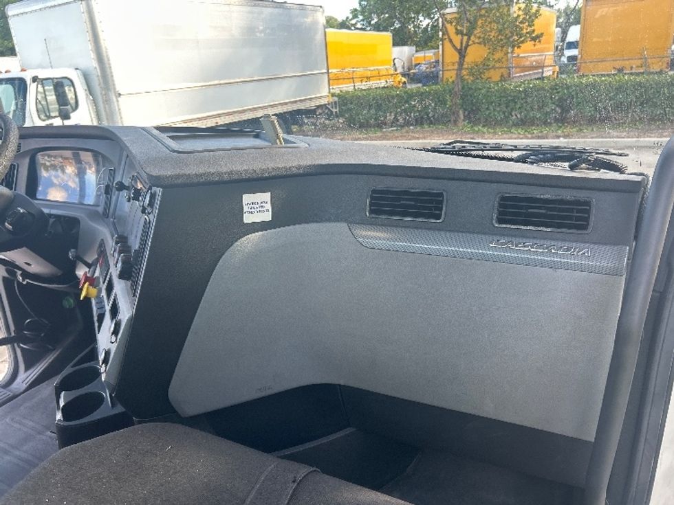 Day Cab Tractor-Heavy Duty Tractors-Freightliner-2020-T11664ST-Medley-FL-283,818\n\t\tmiles-$ 56,250 - Image 13