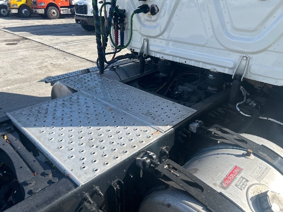 Day Cab Tractor-Heavy Duty Tractors-Freightliner-2020-T11664ST-Medley-FL-283,818\n\t\tmiles-$ 56,250 - Image 18