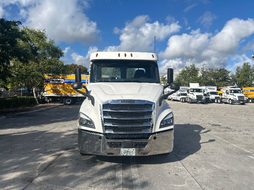 Day Cab Tractor-Heavy Duty Tractors-Freightliner-2020-T11664ST-Medley-FL-283,818\n\t\tmiles-$ 56,250 - Image 2
