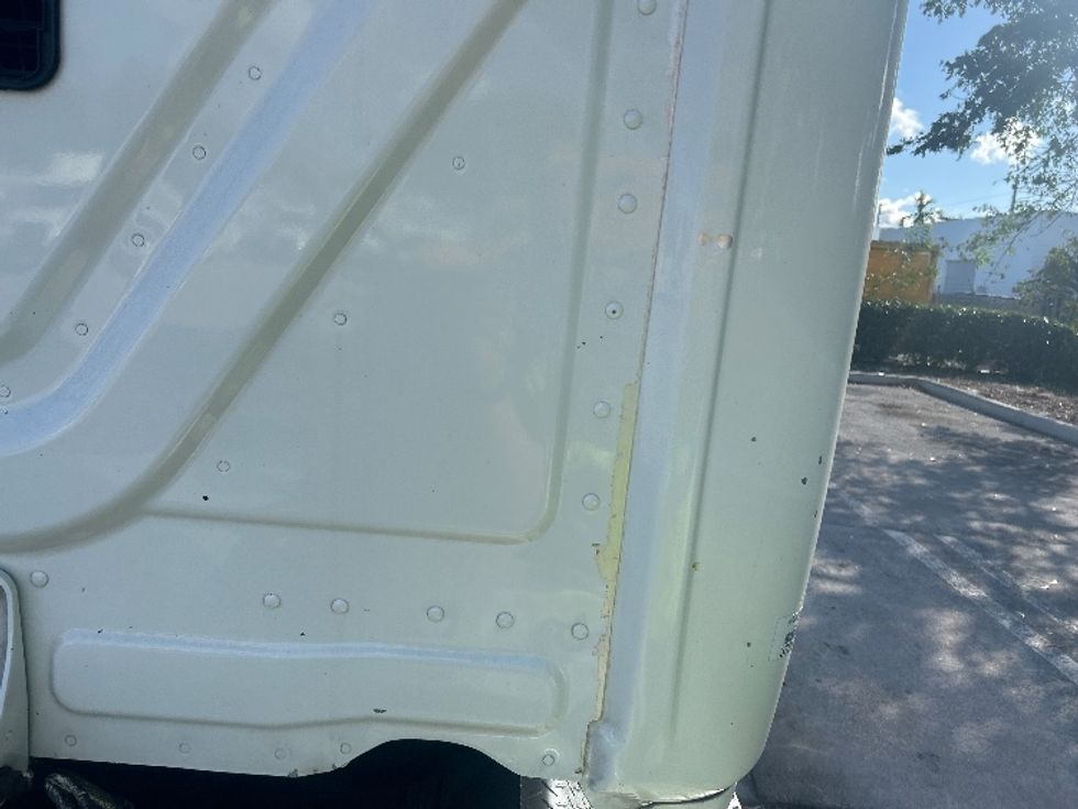 Day Cab Tractor-Heavy Duty Tractors-Freightliner-2020-T11664ST-Medley-FL-283,818\n\t\tmiles-$ 56,250 - Image 21