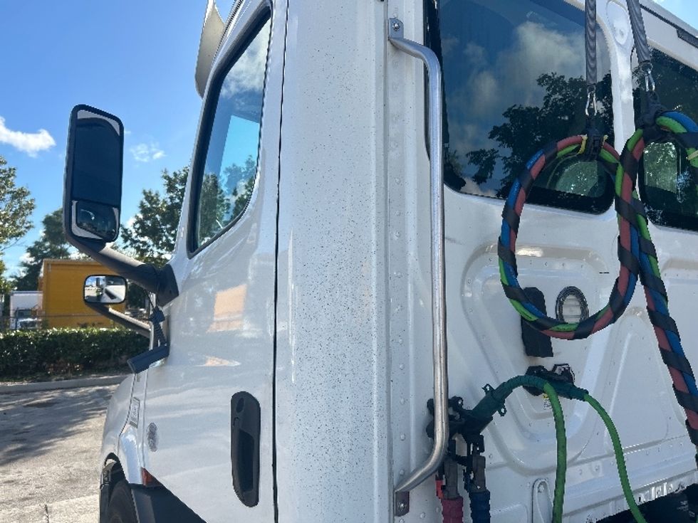 Day Cab Tractor-Heavy Duty Tractors-Freightliner-2020-T11664ST-Medley-FL-283,818\n\t\tmiles-$ 56,250 - Image 22