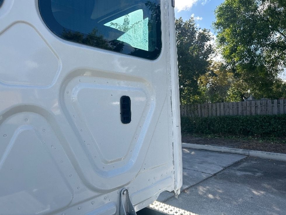 Day Cab Tractor-Heavy Duty Tractors-Freightliner-2020-T11664ST-Medley-FL-283,818\n\t\tmiles-$ 56,250 - Image 23
