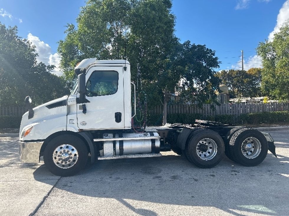 Day Cab Tractor-Heavy Duty Tractors-Freightliner-2020-T11664ST-Medley-FL-283,818\n\t\tmiles-$ 56,250 - Image 4