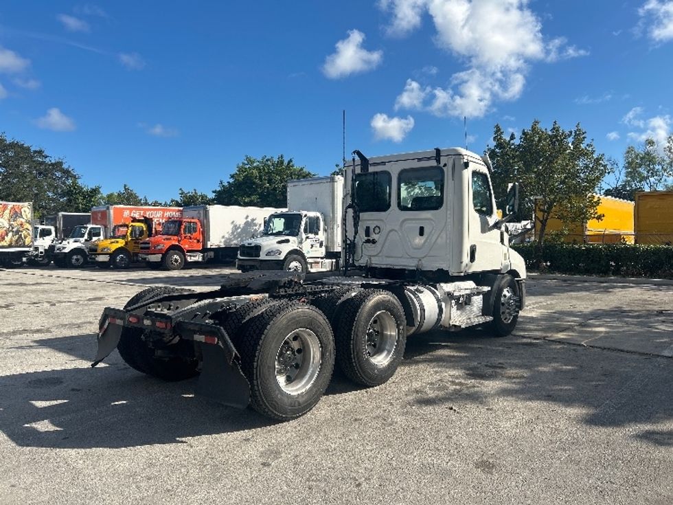 Day Cab Tractor-Heavy Duty Tractors-Freightliner-2020-T11664ST-Medley-FL-283,818\n\t\tmiles-$ 56,250 - Image 7