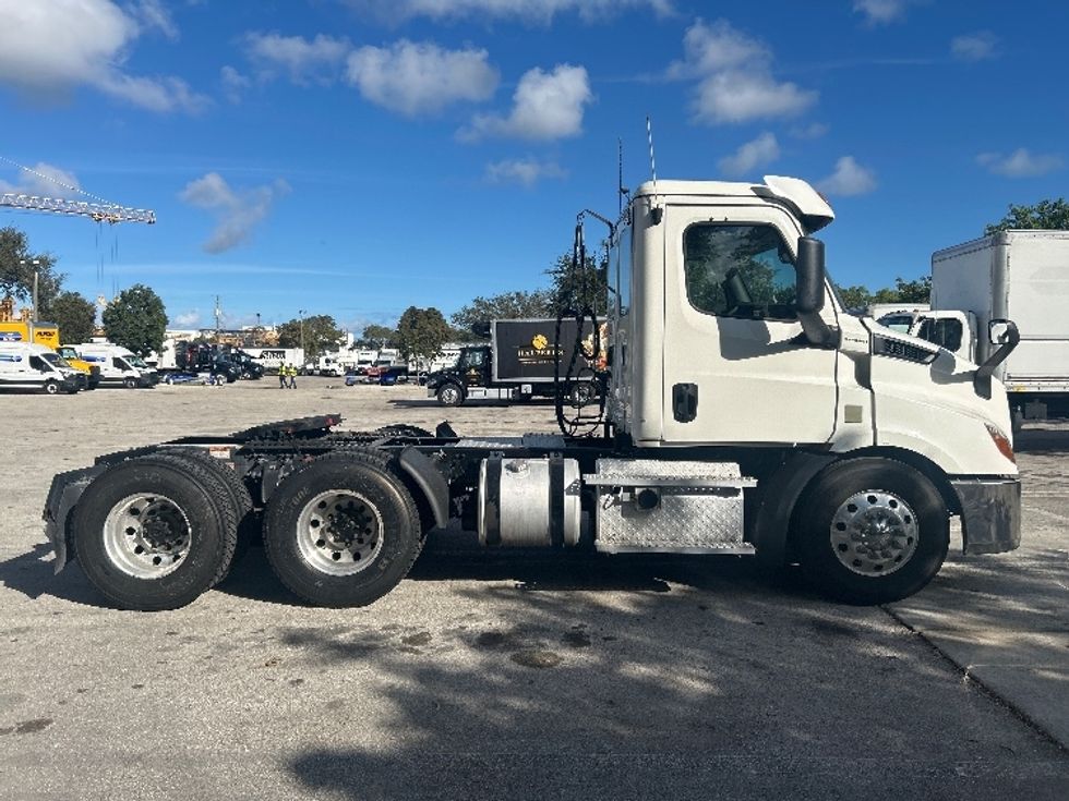 Day Cab Tractor-Heavy Duty Tractors-Freightliner-2020-T11664ST-Medley-FL-283,818\n\t\tmiles-$ 56,250 - Image 8