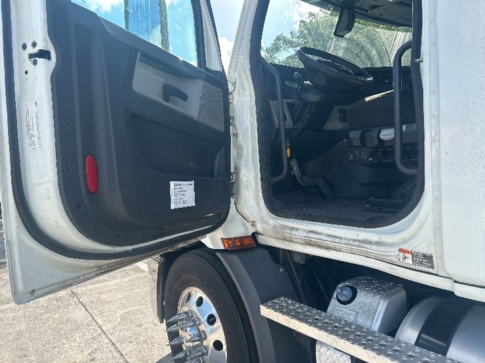 Day Cab Tractor-Heavy Duty Tractors-Freightliner-2020-T11664ST-Medley-FL-283,818\n\t\tmiles-$ 56,250 - Image 9