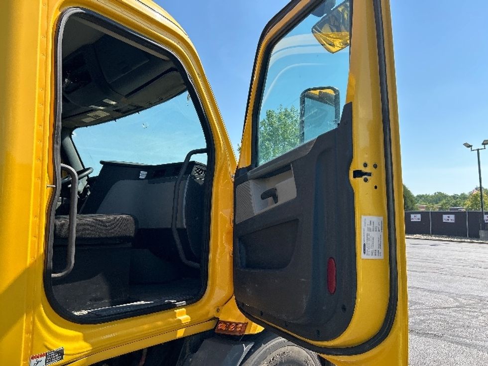 Day Cab Tractor-Heavy Duty Tractors-Freightliner-2020-T11664ST-Middlefield-OH-106,630\n\t\tmiles-$ 60,000 - Image 11