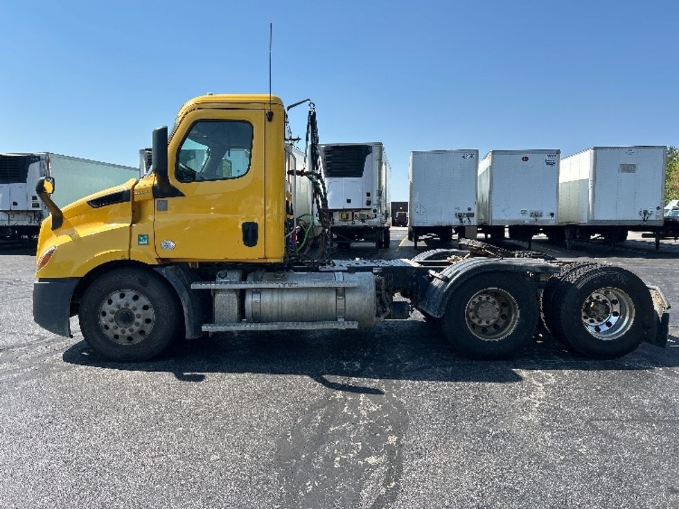 Day Cab Tractor-Heavy Duty Tractors-Freightliner-2020-T11664ST-Middlefield-OH-106,630\n\t\tmiles-$ 60,000 - Image 4