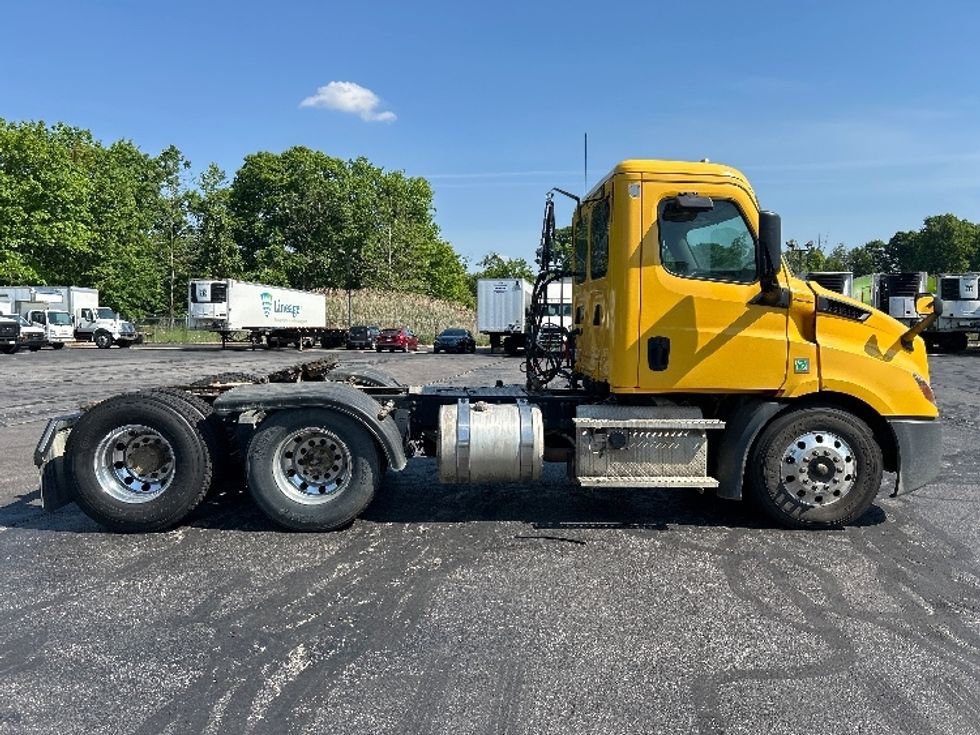 Day Cab Tractor-Heavy Duty Tractors-Freightliner-2020-T11664ST-Middlefield-OH-106,630\n\t\tmiles-$ 60,000 - Image 8