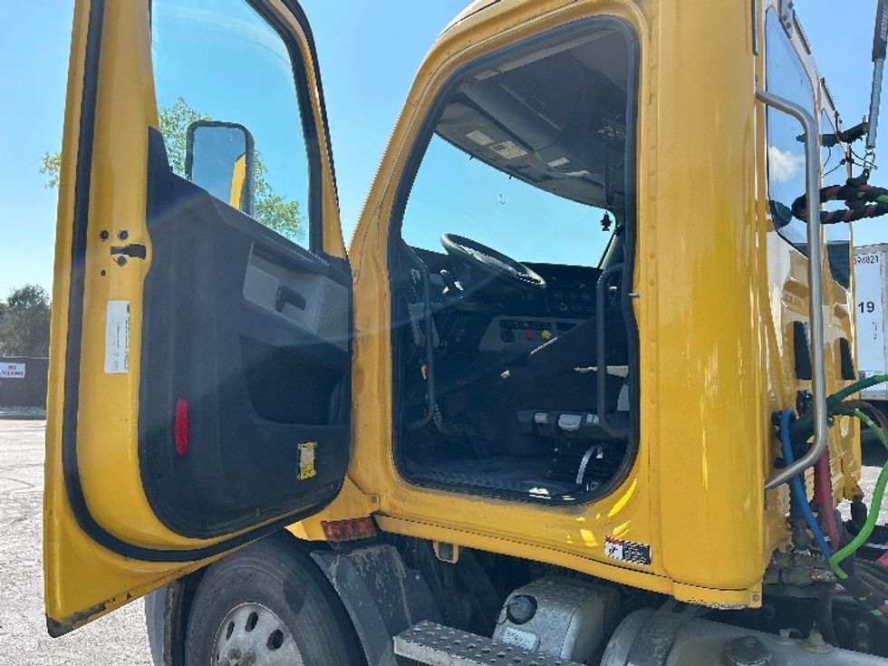 Day Cab Tractor-Heavy Duty Tractors-Freightliner-2020-T11664ST-Middlefield-OH-106,630\n\t\tmiles-$ 60,000 - Image 9