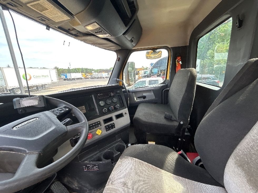 Day Cab Tractor-Heavy Duty Tractors-Freightliner-2020-T11664ST-Middlefield-OH-181,072\n\t\tmiles-$ 56,000 - Image 10