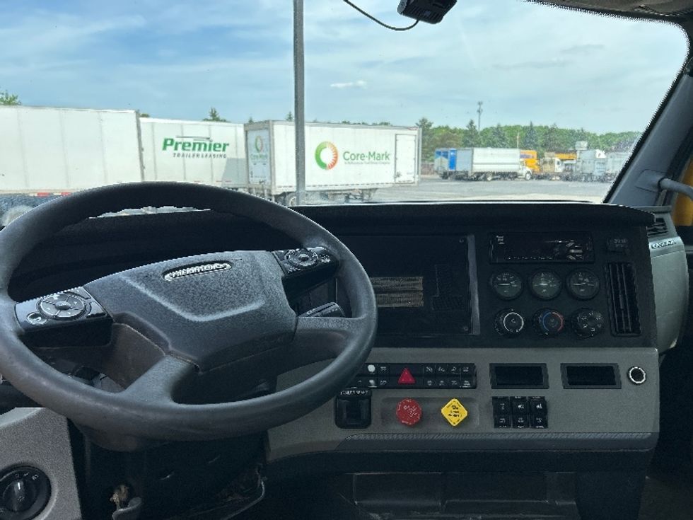 Day Cab Tractor-Heavy Duty Tractors-Freightliner-2020-T11664ST-Middlefield-OH-181,072\n\t\tmiles-$ 56,000 - Image 11