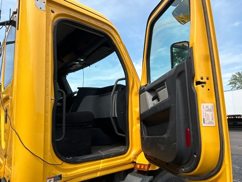 Day Cab Tractor-Heavy Duty Tractors-Freightliner-2020-T11664ST-Middlefield-OH-181,072\n\t\tmiles-$ 56,000 - Image 12