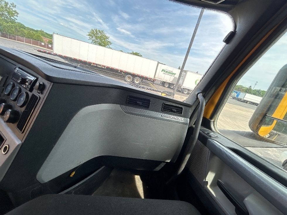 Day Cab Tractor-Heavy Duty Tractors-Freightliner-2020-T11664ST-Middlefield-OH-181,072\n\t\tmiles-$ 56,000 - Image 13