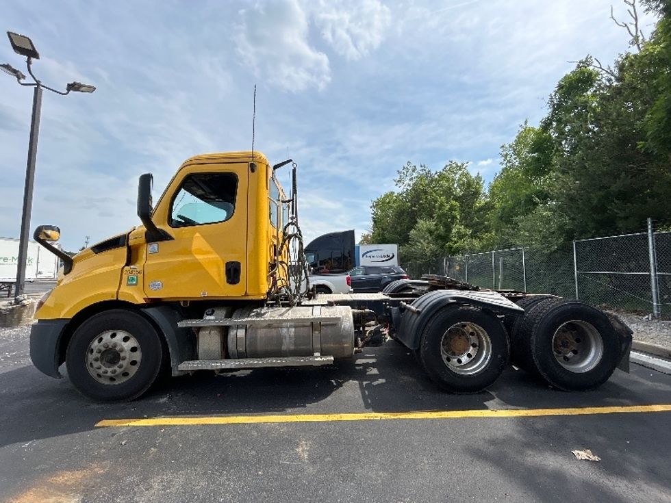 Day Cab Tractor-Heavy Duty Tractors-Freightliner-2020-T11664ST-Middlefield-OH-181,072\n\t\tmiles-$ 56,000 - Image 4